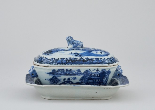 A BLUE AND WHITE SAUCE TUREEN, COVER AND STAND, Qianlong (1736 - 1795)