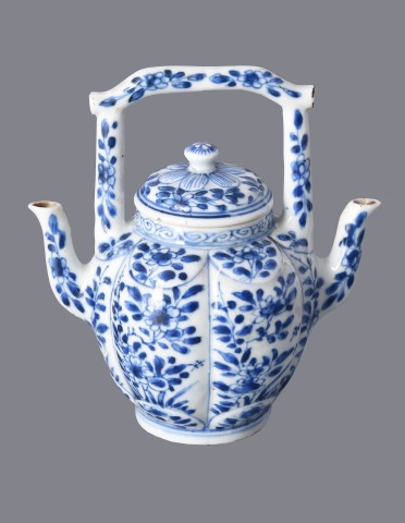 BG72 An Unusual Chinese Blue and White Double-Spouted Teapot, 1662-1722