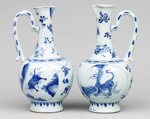 A VERY FINE NEAR PAIR OF CHINESE BLUE AND WHITE TRANSITIONAL EWERS, first half 17th century, probably Chongzheng (1628- 1643)
