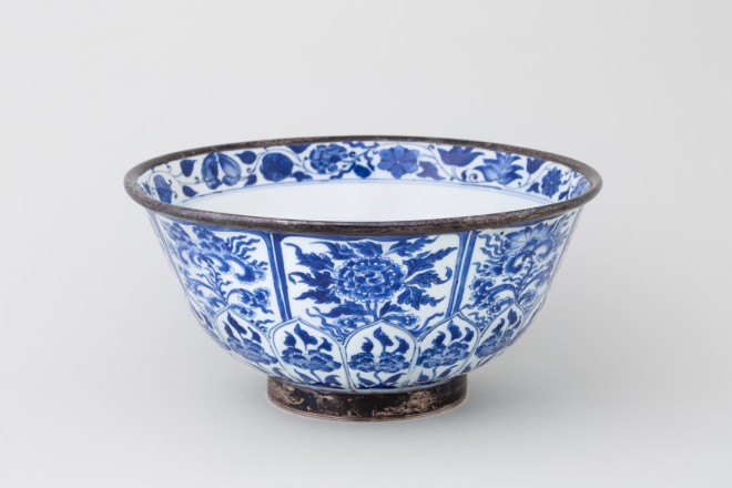 A LARGE CHINESE KANGXI BLUE AND WHITE BOWL , Kangxi (1662 – 1722)