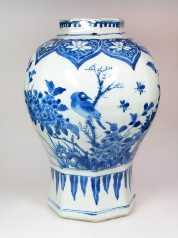 A FINE CHINESE BLUE & WHITE VASE , Transitional (1630-1660)