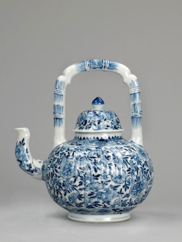 A GRAND CHINESE BLUE & WHITE FLUTED EWER & COVER, Kangxi (1662-1722)