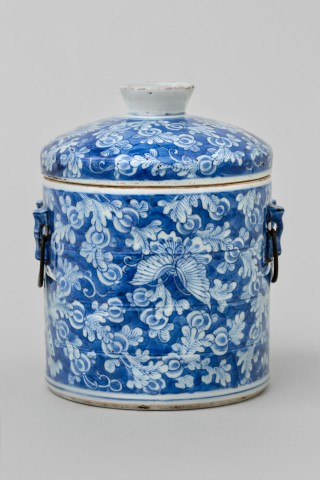 A CHINESE BLUE AND WHITE KANGXI CYLINDRICAL JAR AND COVER, Kangxi (1662-1722)