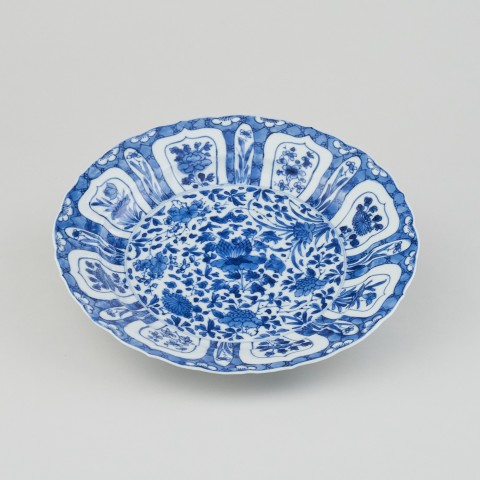 A CHINESE KANGXI BLUE AND WHITE PLATE, Kangxi (1662 - 1722)