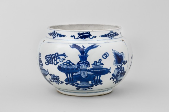 A CHINESE BLUE AND WHITE KANGXI JAR, Kangxi (1662-1722)