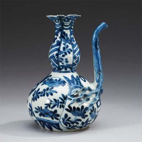 A CHINESE BLUE AND WHITE KRAAK ‘POMEGRANATE EWER’ KENDI, 1595-1610