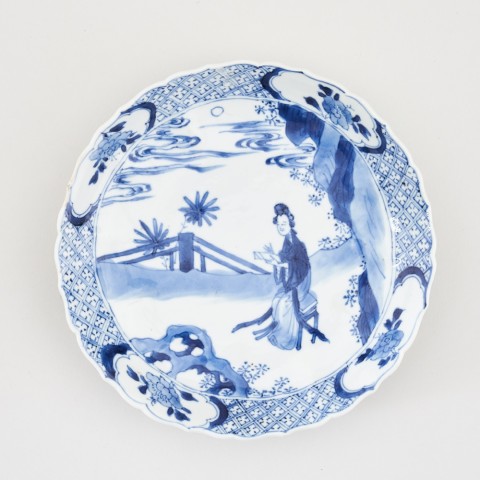 A CHINESE KANGXI BLUE AND WHITE SAUCER DISH, Kangxi (1662 - 1722)