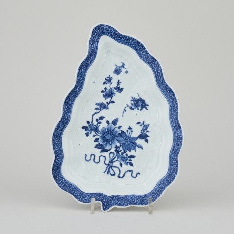 A BLUE AND WHITE LEAF SHAPED DISH , Qianlong (1736 - 1795)