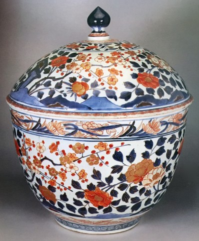 AN IMPRESSIVE JAPANESE IMARI COVERED BOWL, late 17th early 18th century