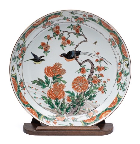 AN IMPOSING CHINESE ‘BIRD AND PEONY’ FAMILLE VERTE CHARGER , Kangxi (1662 – 1722)