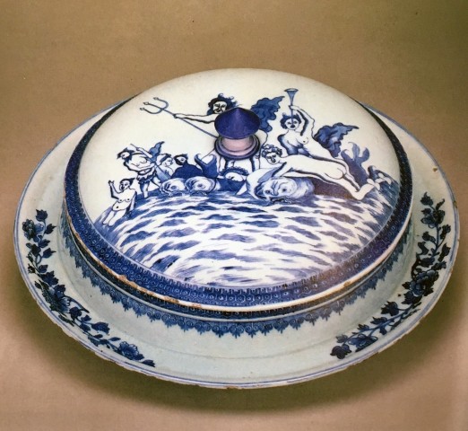 A RARE BLUE AND WHITE BOWL, COVER AND STAND, Qianlong (1736 - 1795)