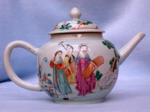 A RARE CHINESE TEAPOT, DECORATED WITH EUROPEAN FIGURES, Qianlong (1735-1796)