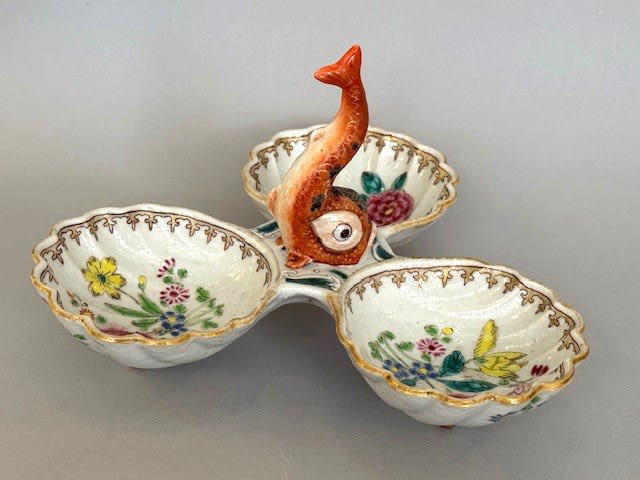 AN UNUSUAL FAMILLE ROSE SWEETMEAT DISH, Qianlong (1736-1795), c. 1765.