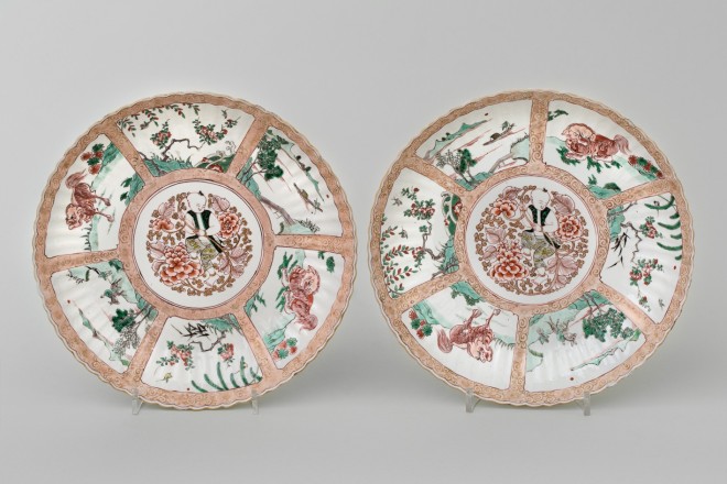 A PAIR OF RARE CHINESE FAMILLE VERTE AND NOIR DISHES, Kangxi (1662-1722)