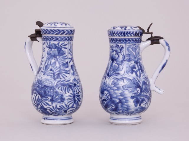 A PAIR OF SMALL KANGXI BLUE AND WHITE POTS AND COVERS, Kangxi (1662-1722)