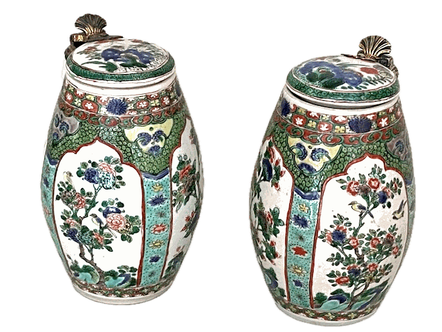 A PAIR OF CHINESE FAMILLE VERTE BARREL SHAPED TANKARDS AND COVERS , Kangxi (1662 - 1722)