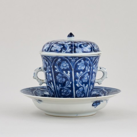 A CHINESE BLUE AND WHITE CHOCOLATE CUP, COVER, AND STAND, Kangxi (1662 – 1722)