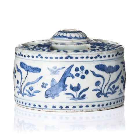 A RARE CHINESE MING BLUE AND WHITE BRUSHPOT, INKSTAND, Jiajing (1522-1566 ) / Wanli (1573-1619)