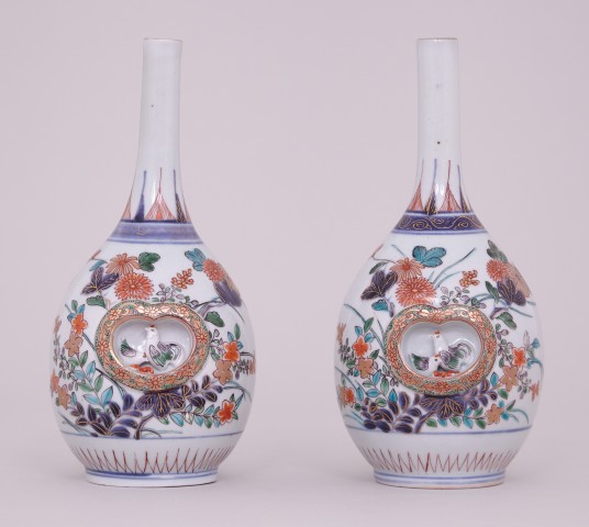 A PAIR OF FINE JAPANESE IMARI BOTTLE VASES, Late 17th – early 18th century
