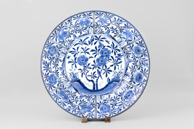 A MAGNIFICENT LARGE BLUE AND WHITE JAPANESE ARITA DISH, 18th century