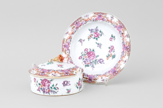 A CHINESE FAMILLE ROSE SAUCE TUREEN, COVER AND STAND, Qianlong (1736-1795)