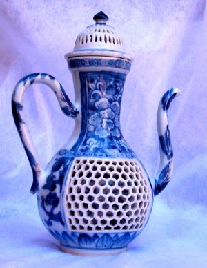 A CHINESE BLUE & WHITE RETICULATED EWER & COVER, KANGXI (1662-1722)