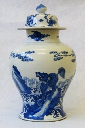 A CHINESE BLUE AND WHITE VASE AND COVER, Kangxi (1662-1722)
