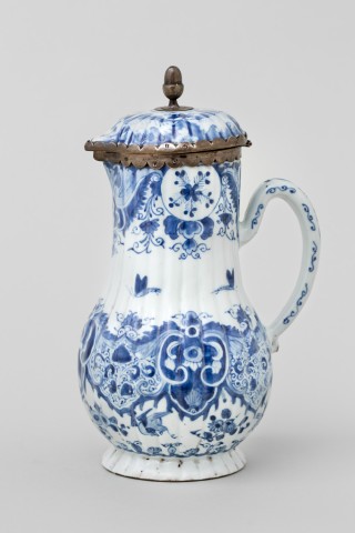 A CHINESE EXPORT COFFEE POT AND COVER, Qianlong (1736-1795)