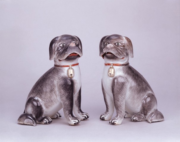 A PAIR OF FINE COMPAGNIE-DES-INDES FIGURES OF DOGS, Qianlong (1736 - 1795)