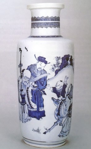 A BLUE AND WHITE ROULEAU VASE, Kangxi (1662 - 1722)