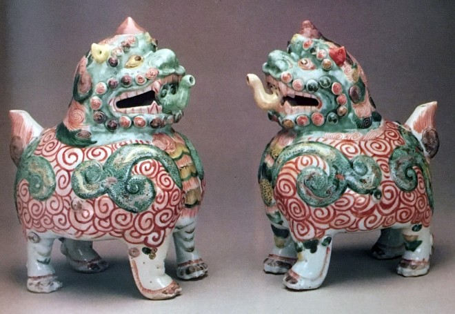 A FINE AND RARE PAIR OF CHINESE FAMILLE VERTE CENSERS or EWERS, Kangxi (1662 - 1722)