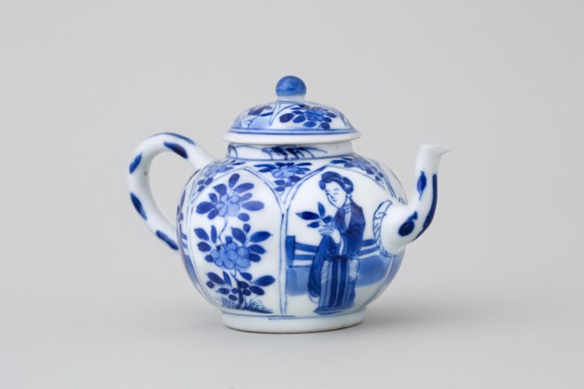 A CHINESE BLUE AND WHITE MINIATURE TEAPOT AND COVER, Kangxi (1662 - 1722)