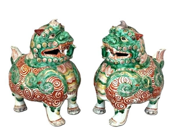 A PAIR OF FINE AND RARE CHINESE FAMILLE VERTE LUDUAN EWERS, Kangxi (1662 - 1722)