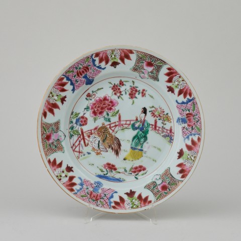 A RARE FAMILLE ROSE PLATE, Qianlong (1736 - 1795)