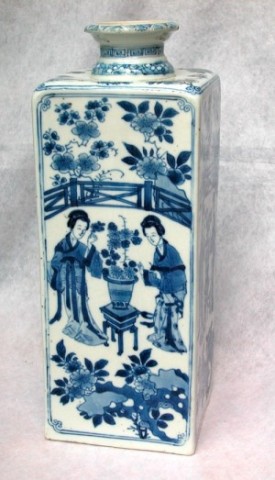 A FINE AND RARE CHINESE BLUE AND WHITE FLASK , Kangxi (1662-1722)