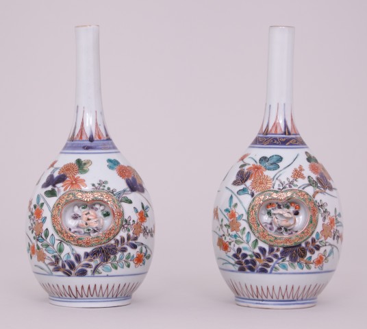 A PAIR OF FINE JAPANESE IMARI BOTTLE VASES, Late 17th – early 18th century