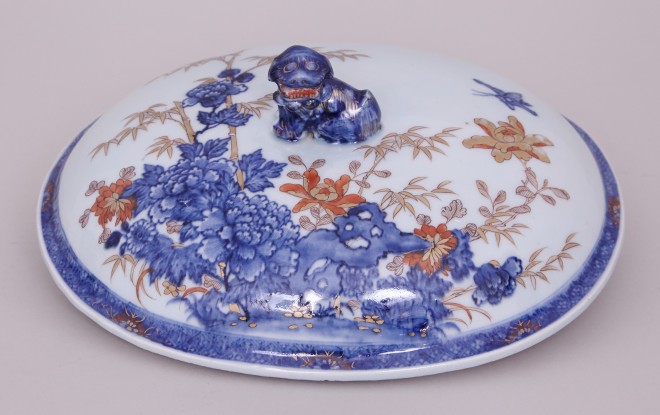 A CHINESE IMARI OVAL TUREEN, First half of the 18th century