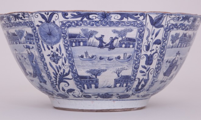 A LARGE CHINESE BLUE AND WHITE KRAAK BOWL, 1635-1650 (Chongzheng)