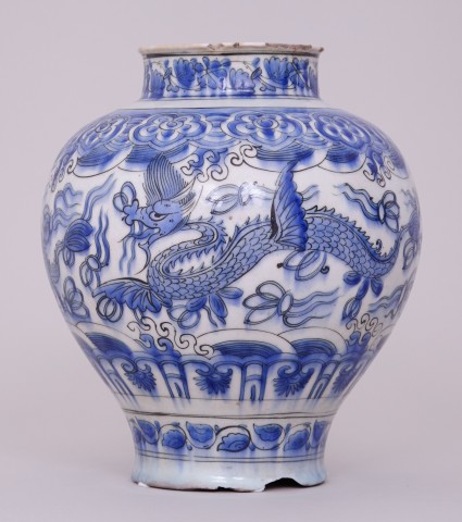 A BLUE AND WHITE PERSIAN SAFAVID JAR, 17th Century
