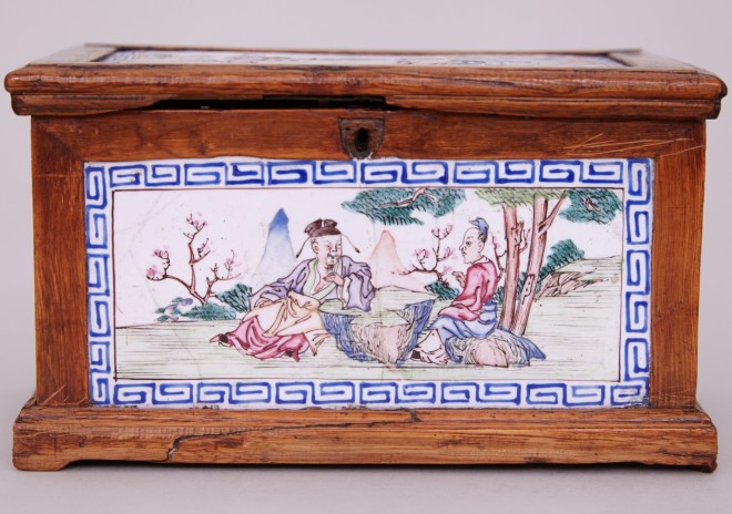 A CHINESE CANTON ENAMEL FAMILLE ROSE BOX, Qianlong (1736-1795)