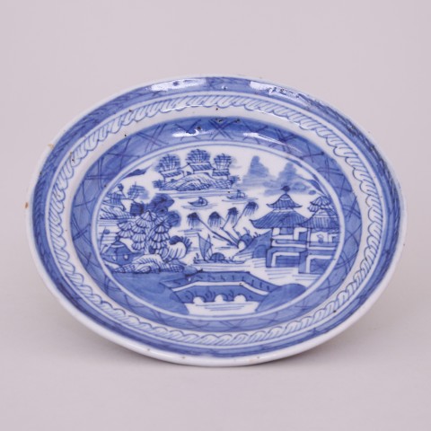 A CHINESE BLUE AND WHITE BUTTER DISH, COVER AND STAND, Daoguang (1820 - 1850)