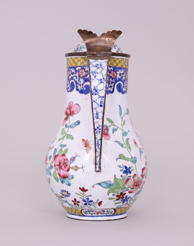 A FINE CHINESE CANTON ENAMEL COFFEE POT WITH COVER, Qianlong (1736-1795)