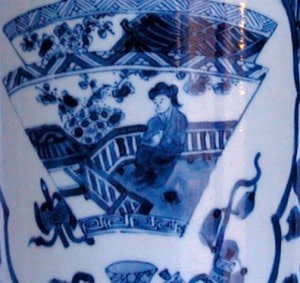 A FINE CHINESE BLUE & WHITE BEAKER VASE AND COVER, Kangxi (1662 - 1722)