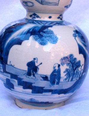 A FINE AND RARE CHINESE BLUE AND WHITE VASE, Kangxi (1662 - 1722)