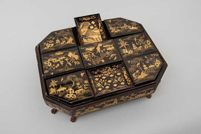 A SET OF FINE ARMORIAL MOTHER OF PEARL COUNTERS & A GRAND MATCHING ARMORIAL LACQUER BOX, 19th Century