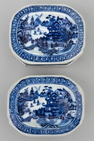 A PAIR OF CHINESE BLUE AND WHITE TRENCHER SALTS, Qianlong (1736 – 1795)