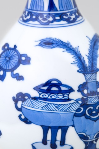 A CHINESE BLUE AND WHITE ‘HUNDRED ANTIQUES’ BOTTLE VASE, Kangxi (1662 – 1722)