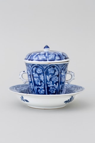 A CHINESE BLUE AND WHITE CHOCOLATE CUP, COVER, AND STAND, Kangxi (1662 – 1722)