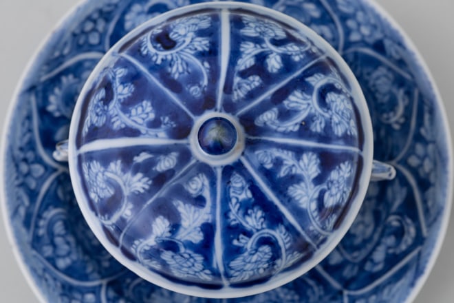 A CHINESE BLUE AND WHITE CHOCOLATE CUP, COVER, AND STAND, Kangxi (1662 – 1722)