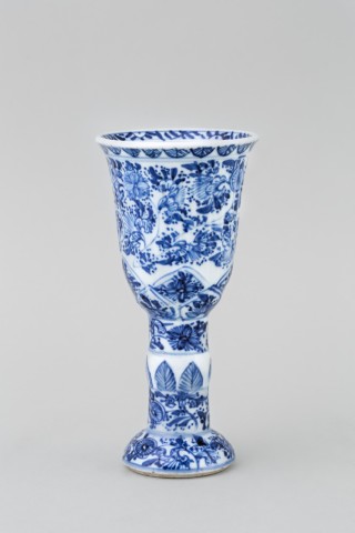 A CHINESE BLUE & WHITE STEMCUP, Kangxi (1662 – 1722)